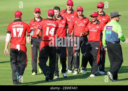 CHESTER LE STREET, INGHILTERRA - Graham Onions festeggia con i suoi compagni di squadra dopo aver perso |Richard Levi durante la partita Nat West T20 Blast North Division tra Durham e Northamptonshire presso l'Emirates Riverside, Chester le Street venerdì 24 luglio 2014 (Credit: Mark Fletcher | MI News) Foto Stock