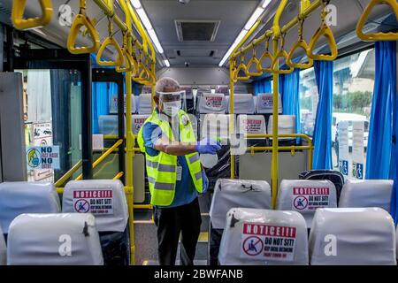 Manila, Filippine. 1 Giugno 2020. Un lavoratore che indossa una maschera facciale sterilizza un autobus il primo giorno in cui le restrizioni di blocco COVID-19 sono state ulteriormente attenuate a Manila, nelle Filippine, il 1 giugno 2020. Il presidente filippino Rodrigo Duterte il 28 maggio ha annunciato di allentare ulteriormente le restrizioni di blocco in Metro Manila dal 1 giugno per consentire a più imprese e trasporti di riaprire. Credit: Rouelle Umali/Xinhua/Alamy Live News Foto Stock