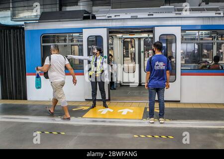 Manila, Filippine. 1 Giugno 2020. Le persone che indossano maschere facciali salivano a bordo di un treno il primo giorno in cui le restrizioni di blocco COVID-19 sono state ulteriormente attenuate a Manila, nelle Filippine, il 1 giugno 2020. Il presidente filippino Rodrigo Duterte il 28 maggio ha annunciato di allentare ulteriormente le restrizioni di blocco in Metro Manila dal 1 giugno per consentire a più imprese e trasporti di riaprire. Credit: Rouelle Umali/Xinhua/Alamy Live News Foto Stock