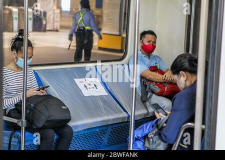 Manila, Filippine. 1 Giugno 2020. Le persone che indossano maschere di protezione osservano le distanze sociali mentre cavalcano un treno il primo giorno in cui le restrizioni di blocco COVID-19 sono state ulteriormente attenuate a Manila, nelle Filippine, il 1 giugno 2020. Il presidente filippino Rodrigo Duterte il 28 maggio ha annunciato di allentare ulteriormente le restrizioni di blocco in Metro Manila dal 1 giugno per consentire a più imprese e trasporti di riaprire. Credit: Rouelle Umali/Xinhua/Alamy Live News Foto Stock