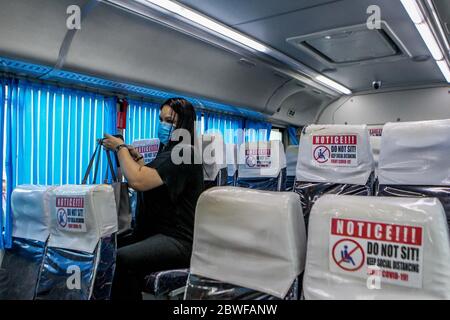 Manila, Filippine. 1 Giugno 2020. Un passeggero che indossa una maschera facciale salta a bordo di un autobus il primo giorno in cui le restrizioni di blocco COVID-19 sono state ulteriormente attenuate a Manila, nelle Filippine, il 1 giugno 2020. Il presidente filippino Rodrigo Duterte il 28 maggio ha annunciato di allentare ulteriormente le restrizioni di blocco in Metro Manila dal 1 giugno per consentire a più imprese e trasporti di riaprire. Credit: Rouelle Umali/Xinhua/Alamy Live News Foto Stock