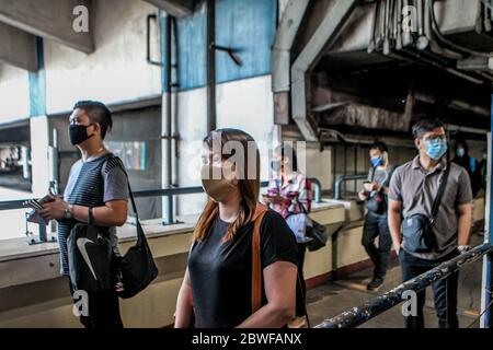 Manila, Filippine. 1 Giugno 2020. Le persone che indossano maschere facciali aspettano di salire a bordo di un treno il primo giorno in cui le restrizioni di blocco COVID-19 sono state ulteriormente attenuate a Manila, nelle Filippine, il 1 giugno 2020. Il presidente filippino Rodrigo Duterte il 28 maggio ha annunciato di allentare ulteriormente le restrizioni di blocco in Metro Manila dal 1 giugno per consentire a più imprese e trasporti di riaprire. Credit: Rouelle Umali/Xinhua/Alamy Live News Foto Stock