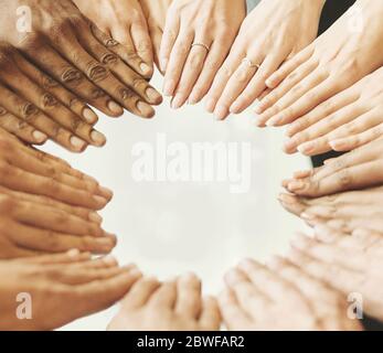 Gruppo di persone che mettono insieme le mani, vista dall'alto Foto Stock