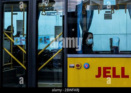 Manila, Filippine. 1 Giugno 2020. Un passeggero che indossa una maschera facciale è visto su un autobus il primo giorno in cui le restrizioni di blocco COVID-19 sono state ulteriormente attenuate a Manila, nelle Filippine, il 1 giugno 2020. Il presidente filippino Rodrigo Duterte il 28 maggio ha annunciato di allentare ulteriormente le restrizioni di blocco in Metro Manila dal 1 giugno per consentire a più imprese e trasporti di riaprire. Credit: Rouelle Umali/Xinhua/Alamy Live News Foto Stock