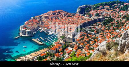 Splendida città di Dubrovnik - perla della costa adriatica. Vista aerea della città fortificata vecchia. Monumenti storici della Croazia Foto Stock