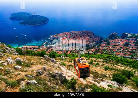 Dubrovnik città - perla della costa adriatica. Vista aerea della funivia, della città vecchia e dell'isola nelle vicinanze. Croazia Foto Stock