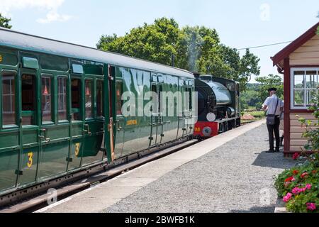 Locomotiva Hunslet austerità WD198 "Royal Engineer" prepararsi a tirare un treno dalla stazione di Wootton, Isle of Wight Steam Railway, Isle of Wight, Foto Stock