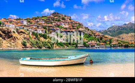 Grecia tradizionale. Isola di Lesvos, vista della città Molyvos (Mithymna) con il vecchio castello sopra Foto Stock