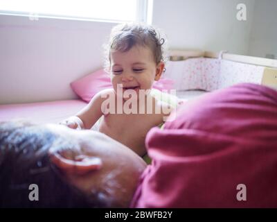 La bambina interagisce con la madre Foto Stock