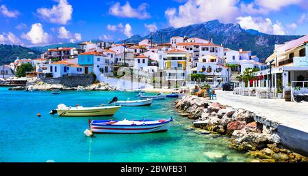 Tradizionali villaggi di pescatori greci. Bella Kokkari in Samos isola. Popolare destinazione turistica Foto Stock