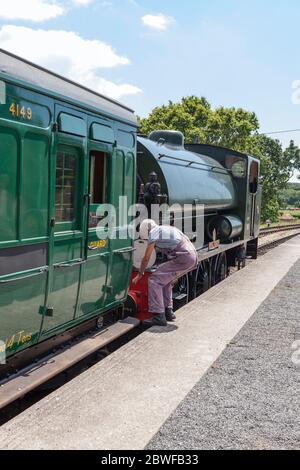 Locomotiva Hunslet austerità WD198 "Royal Engineer" in fase di recupero per l'uscita di un treno dalla stazione di Wootton, dalla ferrovia a vapore dell'Isola di Wight, Isola di Wight, Foto Stock