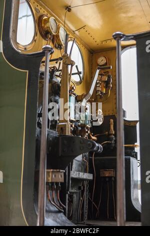 Cabina operatore e comandi su una locomotiva a vapore tradizionale, A1X (TERRIER) CLASSE 0-6-0T N. W88 "FRESH WATER", Isle of Wight Steam Railway, Inghilterra, Regno Unito Foto Stock