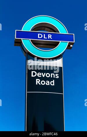 Indicazioni per la stazione DLR di Devons Road, Londra, Regno Unito Foto Stock