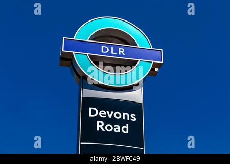 Indicazioni per la stazione DLR di Devons Road, Londra, Regno Unito Foto Stock