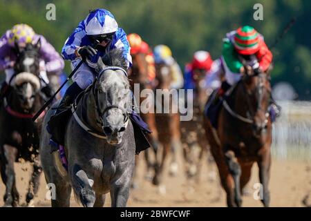 Silvestre De Sousa Riding Art Power vince il Betway Novice Stakes (Div II) all'ippodromo di Newcastle. Data di emissione: Lunedì 1 giugno 2020. Foto Stock