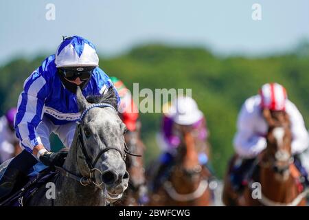 Silvestre De Sousa Riding Art Power vince il Betway Novice Stakes (Div II) all'ippodromo di Newcastle. Data di emissione: Lunedì 1 giugno 2020. Foto Stock