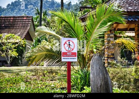 Langkawi, Malesia, 11.09.2019: Nessun segno di Trespassing su una spiaggia privata sulla spiaggia sabbiosa bella esotica e splendida Cenang spiaggia in Langkawi isola, Foto Stock