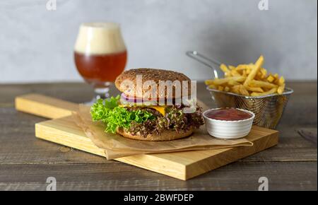 Hamburger fatto in casa con birra artigianale e patatine fritte Foto Stock