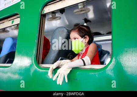 Dhaka, Bangladesh - 31 maggio 2020: La gente comincia a ritornare alla stazione ferroviaria di Kamalapur a Dhaka in treno. Il servizio ferroviario riprende dopo più di due mont Foto Stock