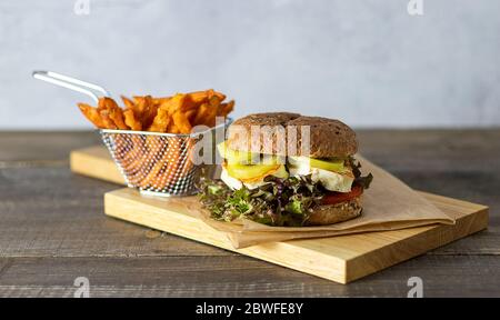 Hamburger di verdure halloumi con kiwi e patate dolci Foto Stock