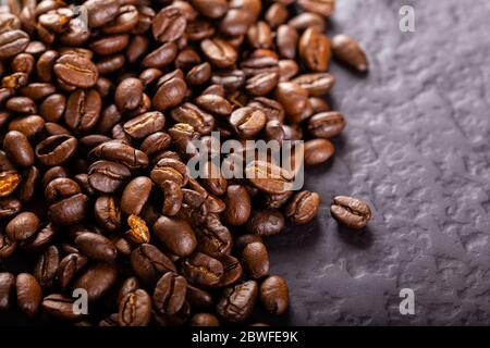 Caffè Beans e terreni primo piano. Sfondo. Foto Stock