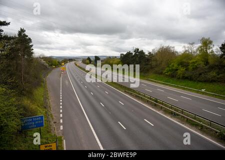 Devon - inizia la chiusura a chiave - Coronavirus si traduce in autostrade vuote durante il periodo delle festività di maggio Foto Stock