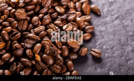 Caffè Beans e terreni primo piano. Sfondo. Foto Stock