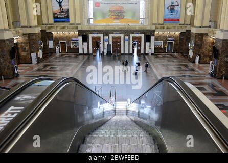 Kiev, Ucraina. 01 Giugno 2020. La sala centrale vuota della stazione di Kiev durante la ripresa del traffico ferroviario dopo la quarantena associata alla pandemia COVID-19 a KEIV, Ucraina, il 1° giugno 2020. (Foto di Aleksandr Gusev/Pacific Press/Sipa USA) Credit: Sipa USA/Alamy Live News Foto Stock