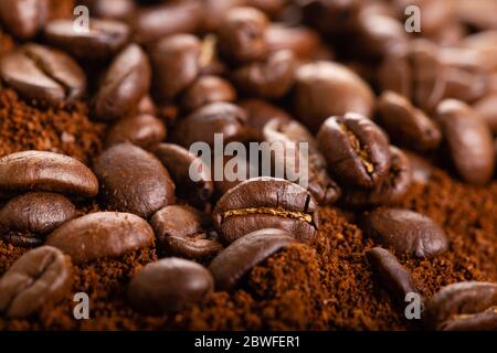 Caffè Beans e terreni primo piano. Sfondo. Foto Stock