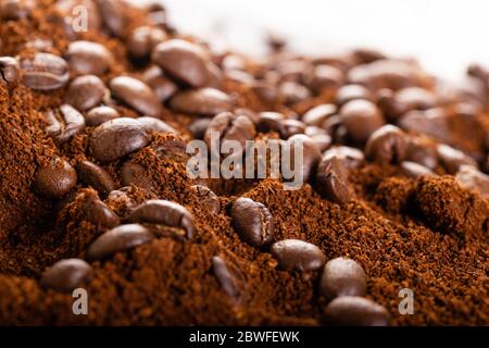 Caffè Beans e terreni primo piano. Sfondo. Foto Stock