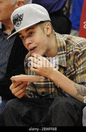 Justin Bieber con Chris Paul II, figlio del giocatore DI LA Clippers Chris Paul, mentre entrambi guardano i Los Angeles Clippers giocare Boston Celtics in una partita di NBA allo Staples Center, Los Angeles, California. 27 dicembre 2012 Foto Stock