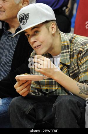 Justin Bieber con Chris Paul II, figlio del giocatore DI LA Clippers Chris Paul, mentre entrambi guardano i Los Angeles Clippers giocare Boston Celtics in una partita di NBA allo Staples Center, Los Angeles, California. 27 dicembre 2012 Foto Stock
