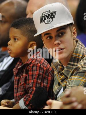Justin Bieber con Chris Paul II, figlio del giocatore DI LA Clippers Chris Paul, mentre entrambi guardano i Los Angeles Clippers giocare Boston Celtics in una partita di NBA allo Staples Center, Los Angeles, California. 27 dicembre 2012 Foto Stock