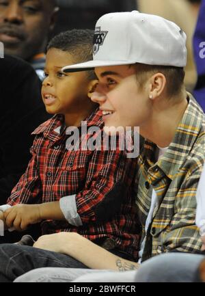 Justin Bieber con Chris Paul II, figlio del giocatore DI LA Clippers Chris Paul, mentre entrambi guardano i Los Angeles Clippers giocare Boston Celtics in una partita di NBA allo Staples Center, Los Angeles, California. 27 dicembre 2012 Foto Stock