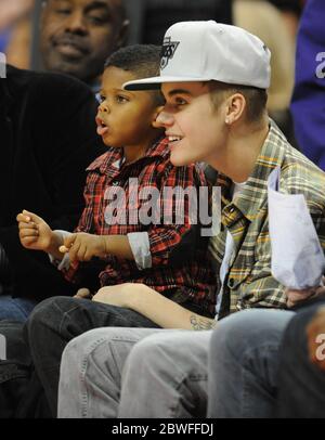 Justin Bieber con Chris Paul II, figlio del giocatore DI LA Clippers Chris Paul, mentre entrambi guardano i Los Angeles Clippers giocare Boston Celtics in una partita di NBA allo Staples Center, Los Angeles, California. 27 dicembre 2012 Foto Stock