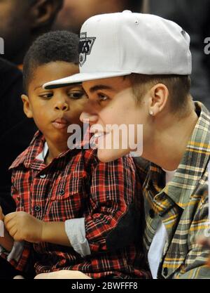 Justin Bieber con Chris Paul II, figlio del giocatore DI LA Clippers Chris Paul, mentre entrambi guardano i Los Angeles Clippers giocare Boston Celtics in una partita di NBA allo Staples Center, Los Angeles, California. 27 dicembre 2012 Foto Stock