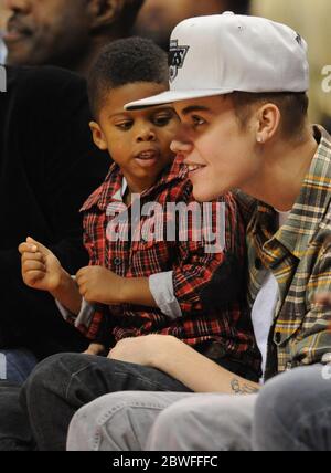 Justin Bieber con Chris Paul II, figlio del giocatore DI LA Clippers Chris Paul, mentre entrambi guardano i Los Angeles Clippers giocare Boston Celtics in una partita di NBA allo Staples Center, Los Angeles, California. 27 dicembre 2012 Foto Stock