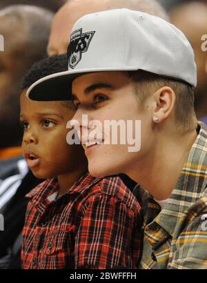 Justin Bieber con Chris Paul II, figlio del giocatore DI LA Clippers Chris Paul, mentre entrambi guardano i Los Angeles Clippers giocare Boston Celtics in una partita di NBA allo Staples Center, Los Angeles, California. 27 dicembre 2012 Foto Stock