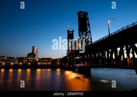 Ponte sul fiume Willamette al tramonto, Portland, Oregon, USA Foto Stock