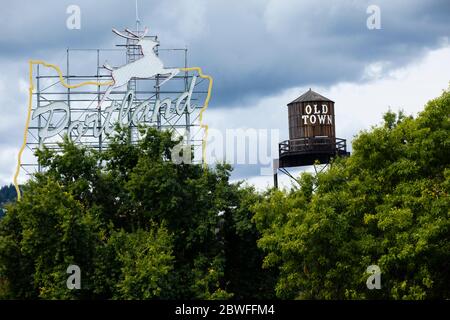 Torre e neon commerciale tra gli alberi, Portland, Oregon, Stati Uniti Foto Stock