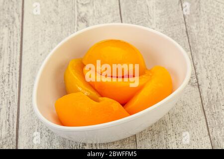 Pesche marinate frutta nel recipiente con la corda Foto Stock