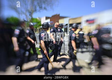 Murfreesboro, Tennessee, Stati Uniti. 31 maggio 2020. La polizia locale si è accanita davanti a una veglia comunitaria che ha programmato di ricordare George Floyd. Credit: Cat Curtis Murphy/Alamy Live News Foto Stock