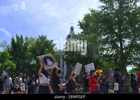 Murfreesboro, Tennessee, Stati Uniti. 31 maggio 2020. I dimostranti marciano intorno al tribunale della contea di Rutherford protestando contro la brutalità della polizia dopo la morte di George Floyd. Credit: Cat Curtis Murphy/Alamy Live News Foto Stock