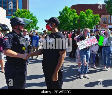 Murfreesboro, Tennessee, Stati Uniti. 31 maggio 2020. L'ufficiale Jacob Lamb scuote le mani con il dimostratore DeMarcus Williams. Lamb è stato l'unico membro dell'applicazione della legge locale a marzo con i manifestanti. Credit: Cat Curtis Murphy/Alamy Live News Foto Stock