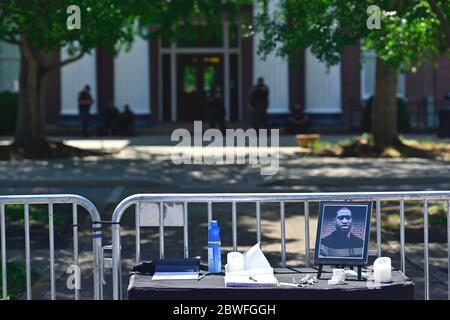 Murfreesboro, Tennessee, Stati Uniti. 31 maggio 2020. Una foto di George Floyd di fronte al tribunale della contea di Rutherford. Credit: Cat Curtis Murphy/Alamy Live News Foto Stock