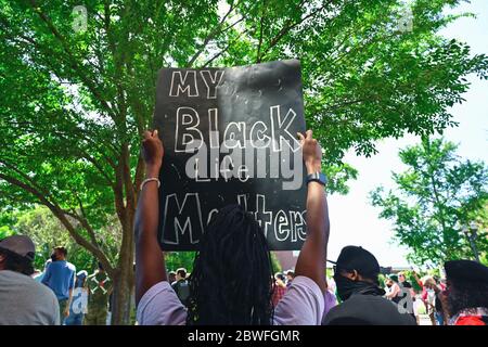 Murfreesboro, Tennessee, Stati Uniti. 31 maggio 2020. "My Black Life Matters", legge il segno di un dimostratore alla vigilia di George Floyd, ucciso nella custodia della polizia a Minneapolis. Credit: Cat Curtis Murphy/Alamy Live News Foto Stock