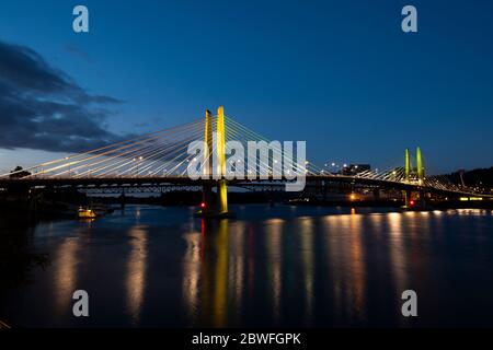 Ponte di attraversamento Tilikum illuminato di notte, Portland, Oregon, USA Foto Stock