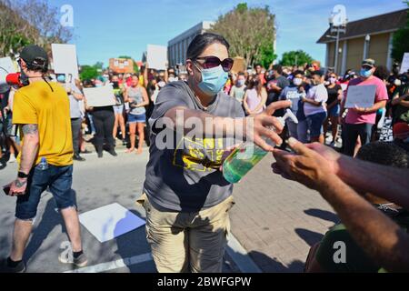 Murfreesboro, Tennessee, Stati Uniti. 31 maggio 2020. Un organizzatore distribuisce l'igienizzatore per le mani in una veglia per George Floyd fuori dal tribunale della contea di Rutherford. Credit: Cat Curtis Murphy/Alamy Live News Foto Stock