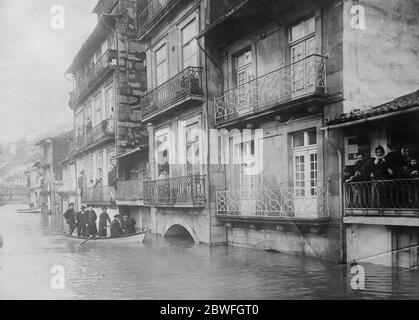 Inondazioni a Porto . Una strada che si affaccia sul Douro . 1 luglio 1921 Foto Stock