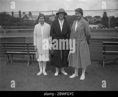 Società al torneo di tennis di Southampton molti cittadini della società stanno partecipando al torneo di tennis di Southampton che si conclude sabato . Lady Farnham con le sue due figlie Marjorie e Verena Maxwell 31 agosto 1922 Aileen Selena Maxwell Lady Farnham sposò Arthur Kenlis Maxwell (Barone Farnham) con le figlie Marjory Florence e Verena Aileen Maxwell Foto Stock